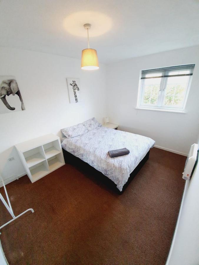 2 Bedroom Rayleigh Apartment Exterior photo