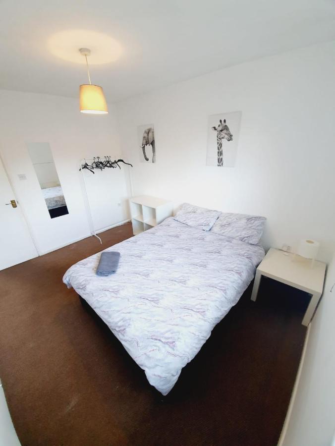 2 Bedroom Rayleigh Apartment Exterior photo