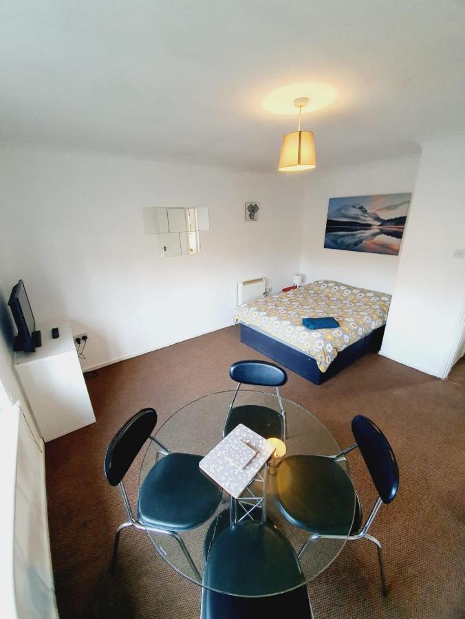 2 Bedroom Rayleigh Apartment Exterior photo