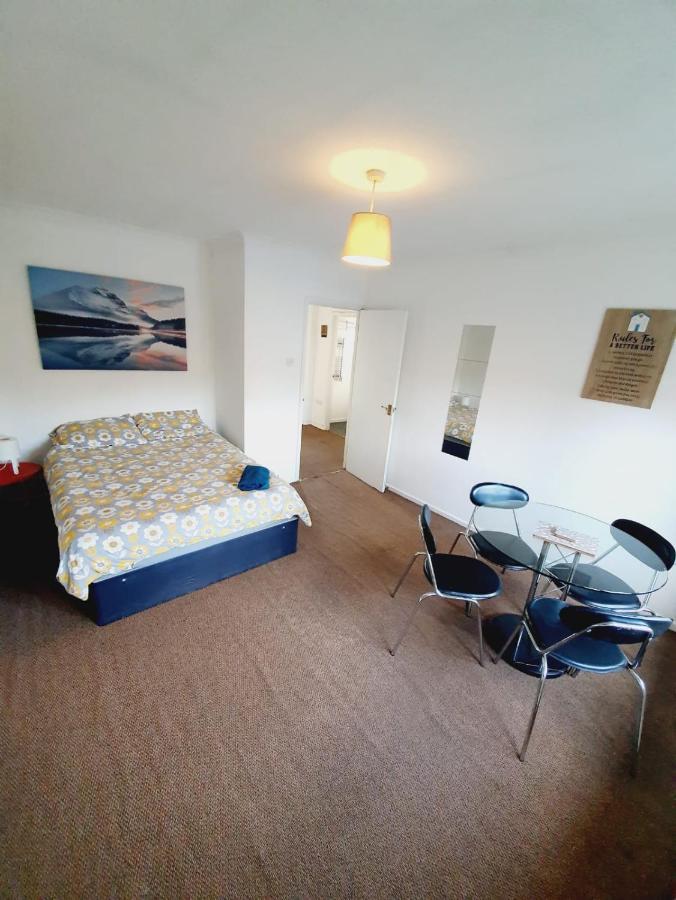 2 Bedroom Rayleigh Apartment Exterior photo